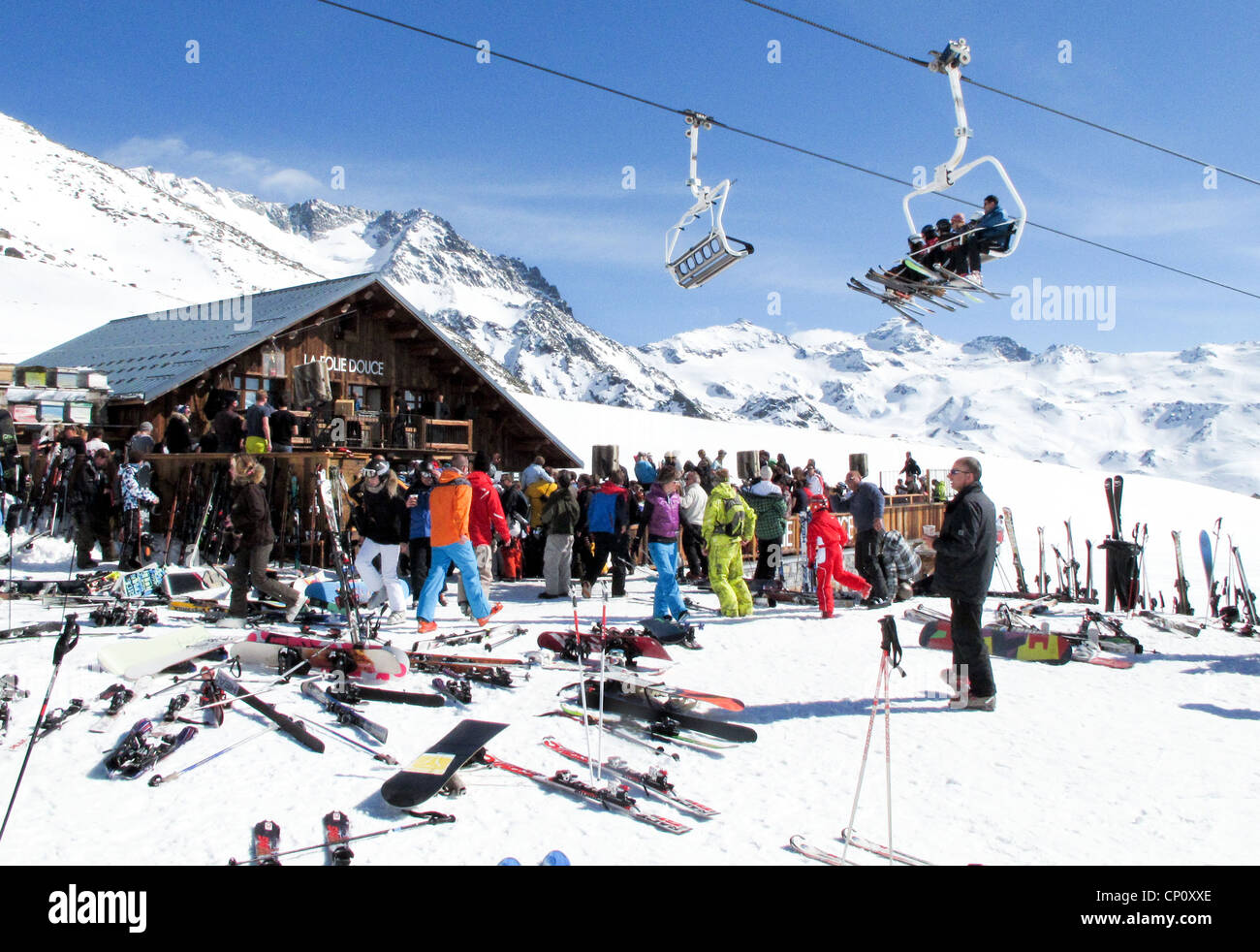 Skifahren in Frankreich; Skifahrer entspannen sich im Café La Folie Douce, Val Thorens, die drei Täler, Les Portes du Soleil, Französische Alpen Frankreich Europa Stockfoto