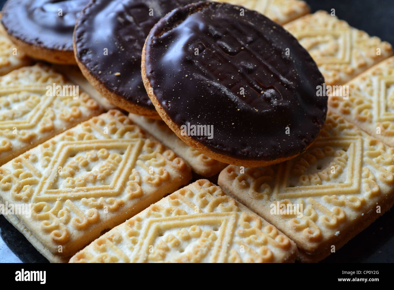 Drei Jaffa Kuchen auf Vanillesauce Rahm Kekse. Stockfoto