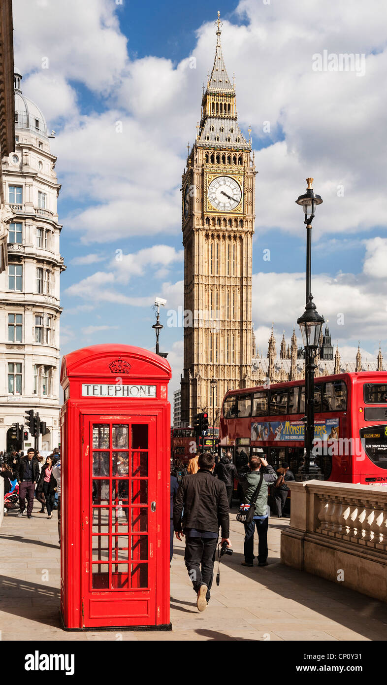 Rote Telefonzelle und der Big Ben Clock Tower "Elizabeth Tower", London, England. Stockfoto