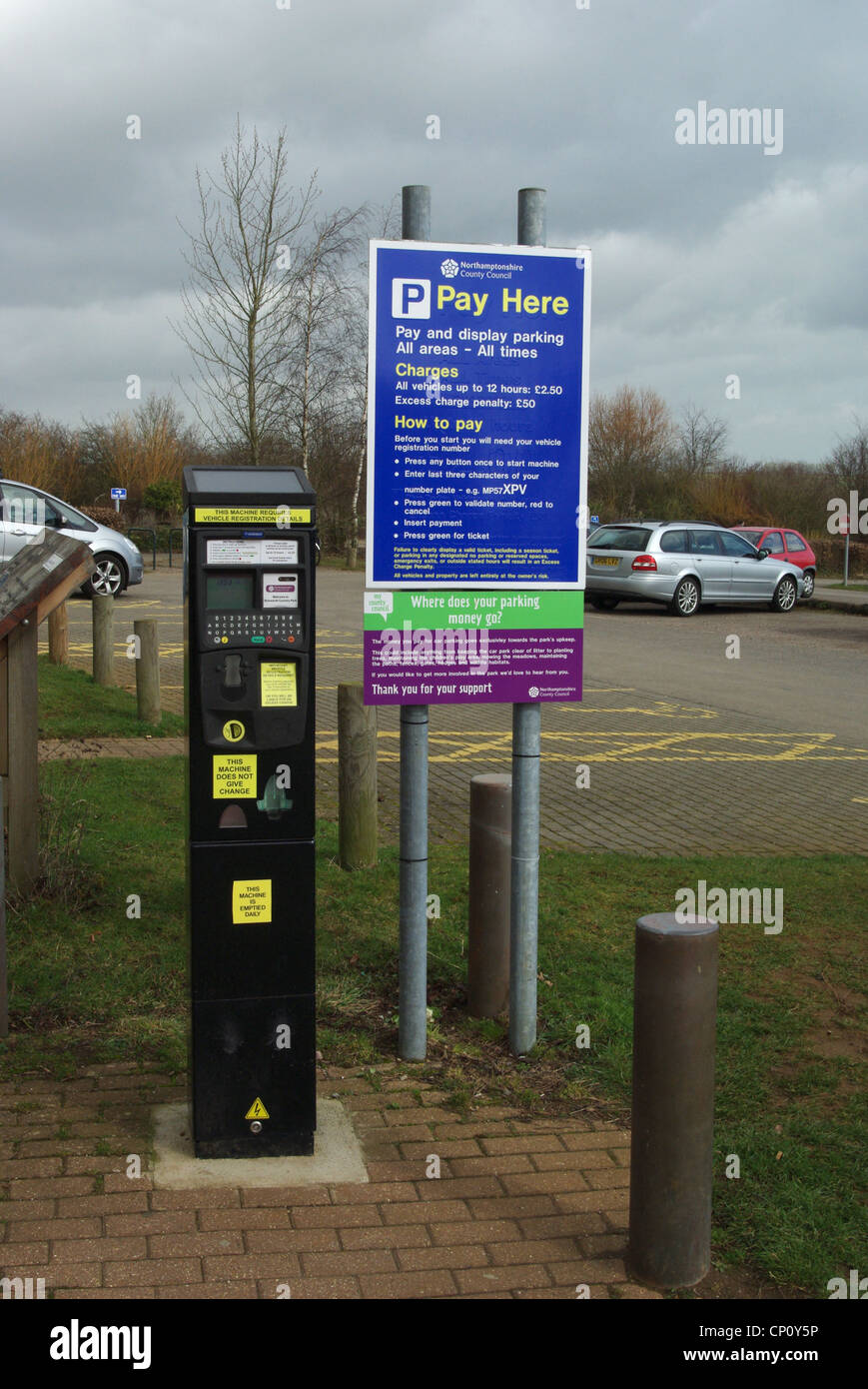 Zahlen Sie für das Abstellen der Maschine in Brixworth Country Park, registrierungspflichtigen Auto eingegeben werden, bevor das Ticket ausgestellt wird Stockfoto