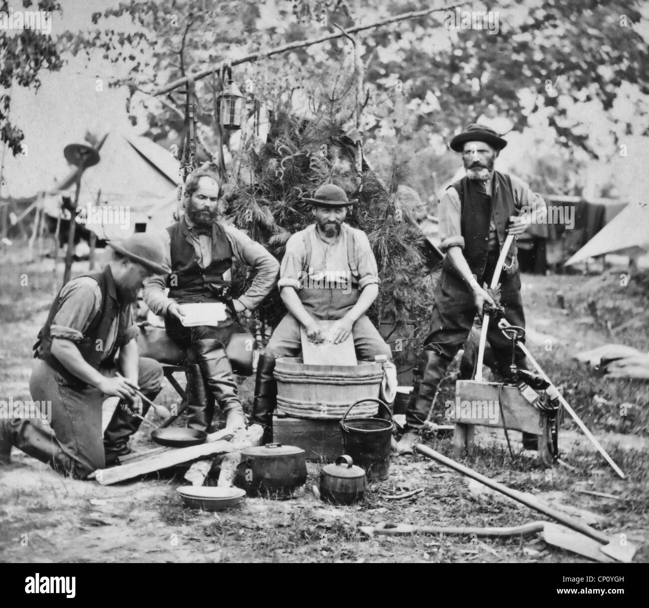 Diener im Viertel der Prince de Joinville vor Yorktown, Virginia 3. Mai 1862 - vier Männer mit Waschzuber, Pfanne, USA Bürgerkrieg Stockfoto