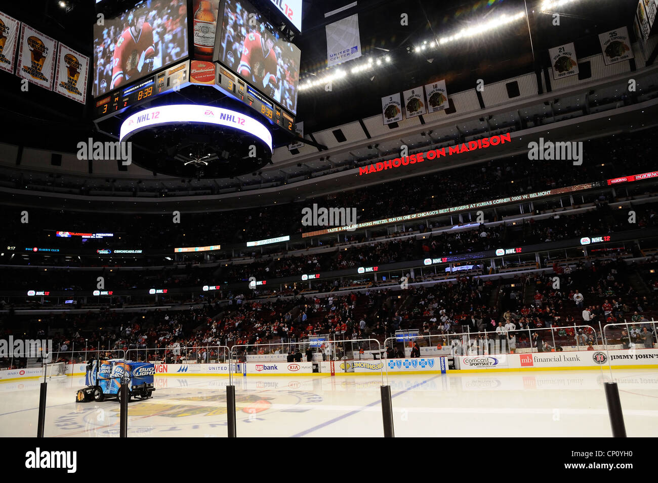 Elektronische Anzeigetafel im United Center in Chicago, wo die Chicago Blackhawks und Bulls ihre Profi-Partien spielen. Stockfoto