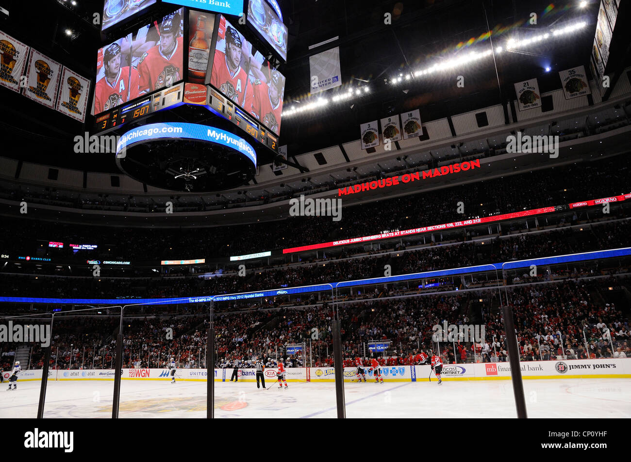 Elektronische Anzeigetafel im United Center in Chicago, wo die Chicago Blackhawks und Bulls ihre Profi-Partien spielen. Stockfoto
