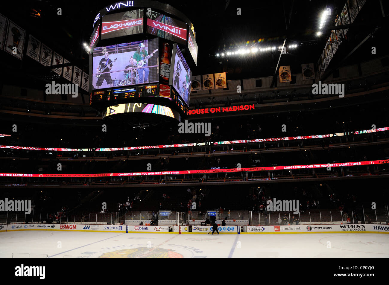 Elektronische Anzeigetafel im United Center in Chicago, wo die Chicago Blackhawks und Bulls ihre Profi-Partien spielen. Stockfoto