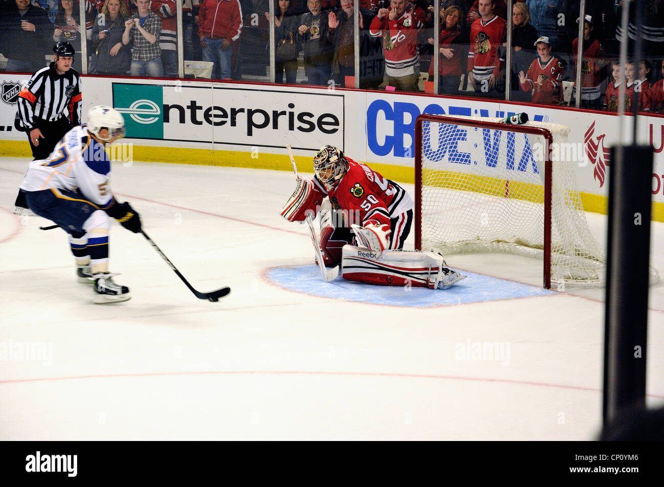 St. Louis Blues NHL Hockeyspieler versucht auf Chicago Blackhawks Torwart der Gäste. Stockfoto