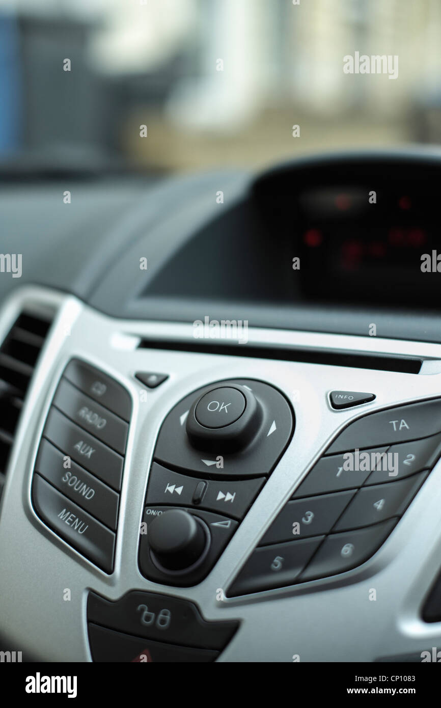 Nahaufnahme der Dashboard-Faszie eines Ford Fiesta Rand Autos, zeigt die Schaltfläche "OK". Stockfoto