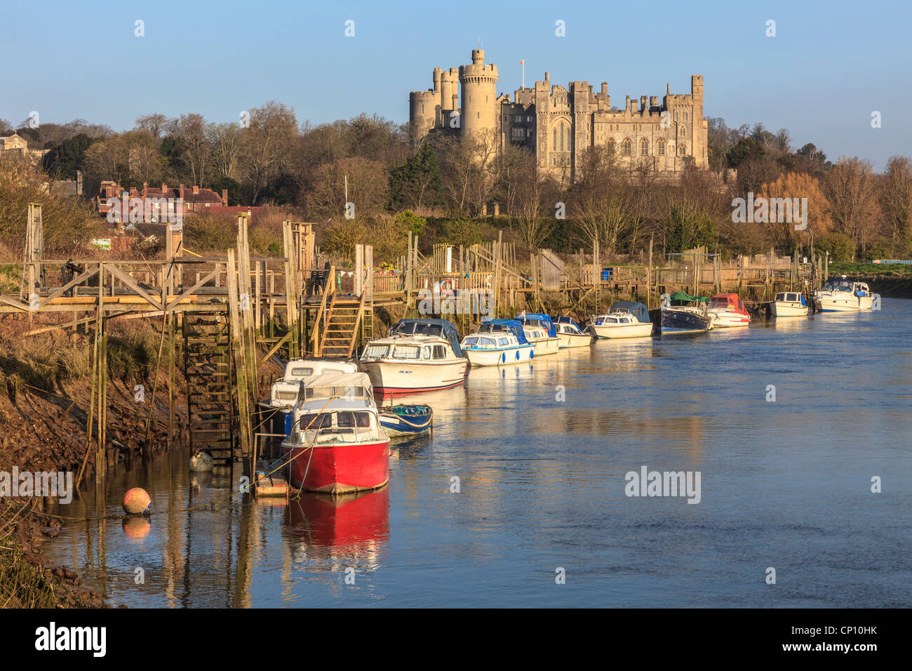 Arundel Castle in West Sussex gefangen genommen von der Bank des Flusses Arun. Stockfoto