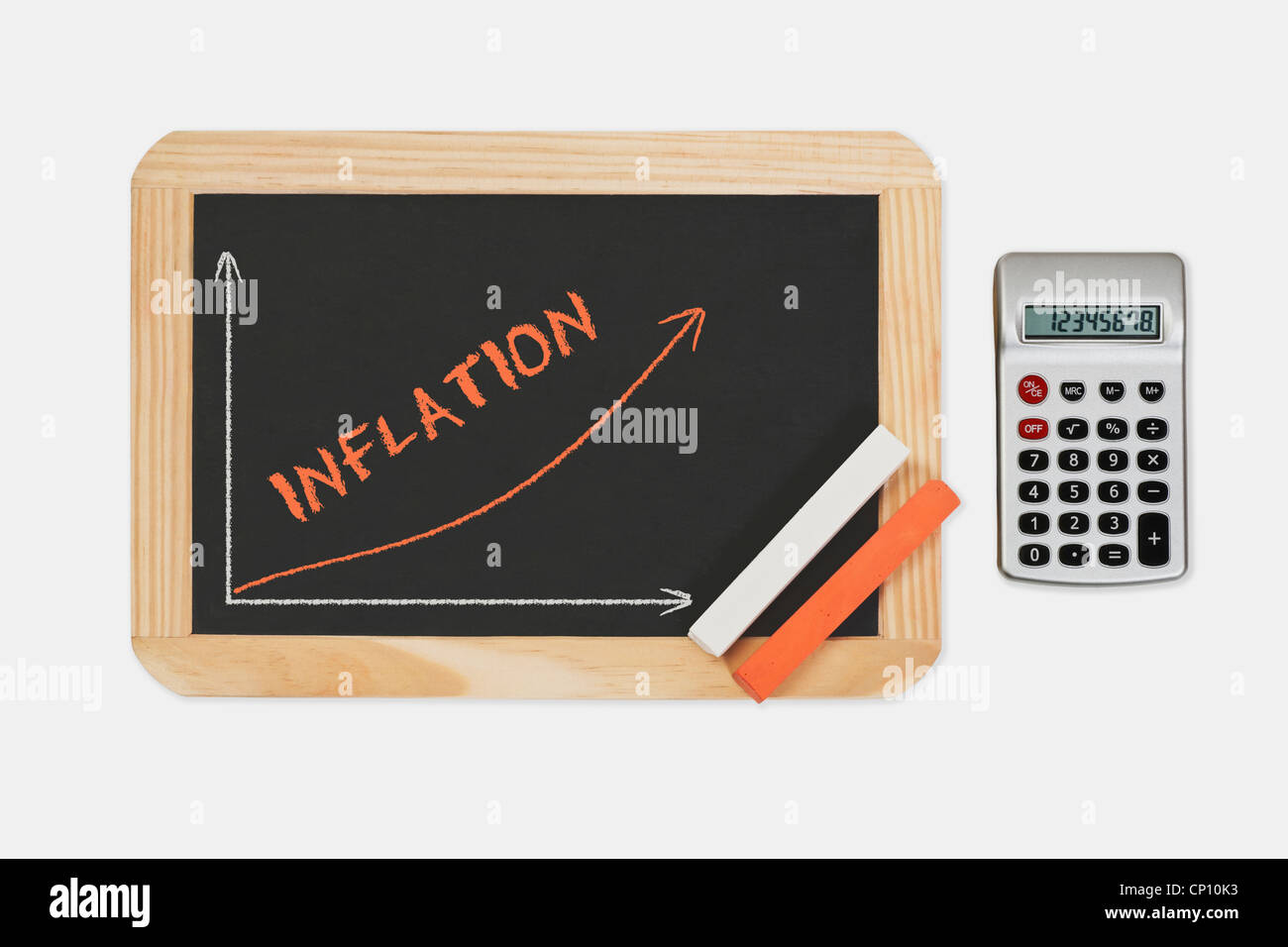 Eine Tafel. Ein Diagramm mit einer steigenden Kurve dazu. An der Tafel ist die Wort Inflation, Rechner auf der rechten Seite. Stockfoto