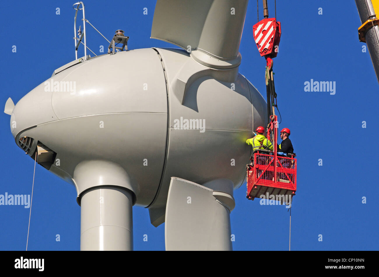 Zwei Männer, die letzten Schliff an einer Windkraftanlage. Nord-Devon. Stockfoto