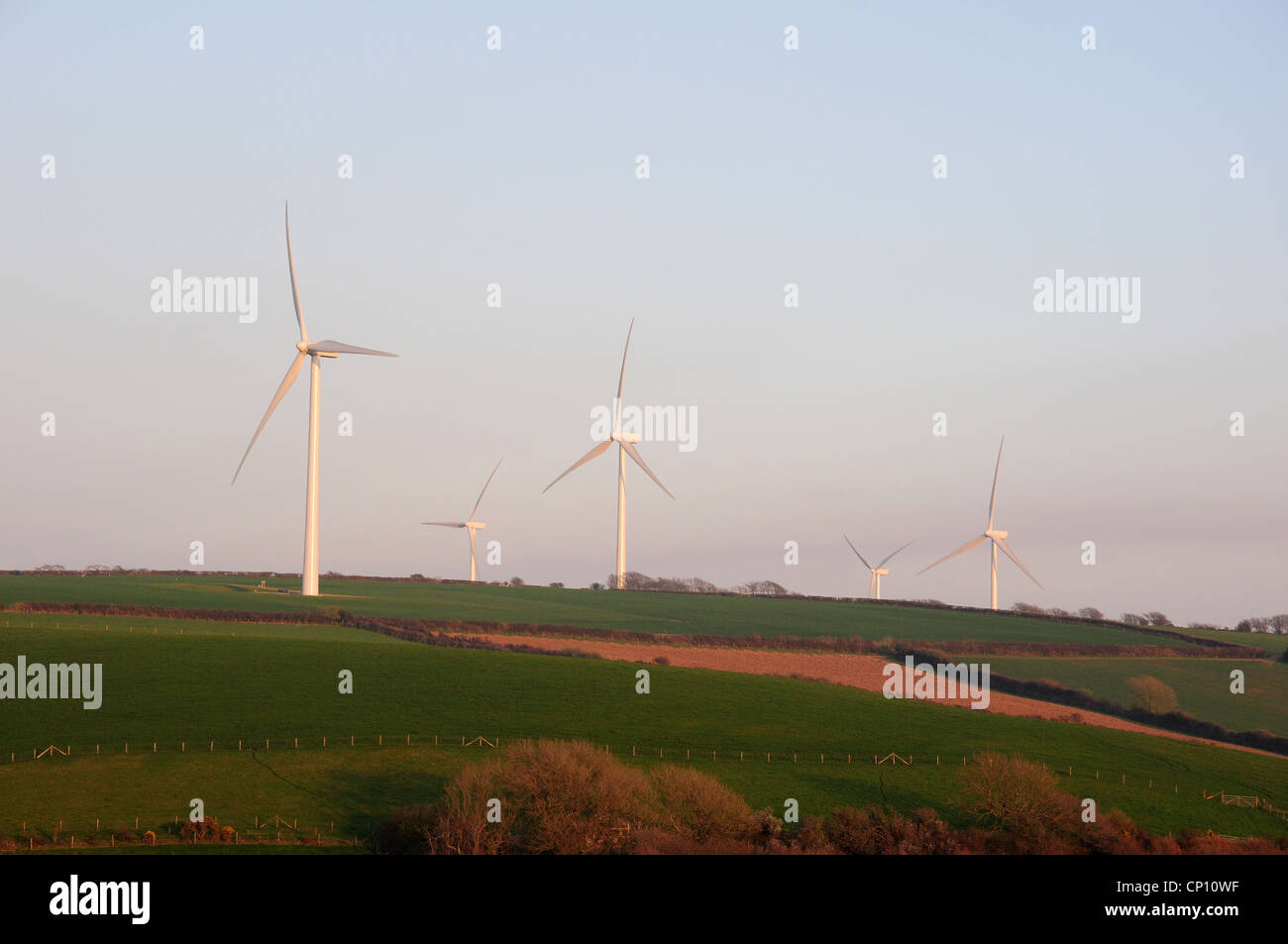 Kleinen Teil des Fullabrook Windparks. Dunstige Atmosphäre. Große Windkraftanlagen mit Blätter im Wind biegen. 'Nabend. Stockfoto