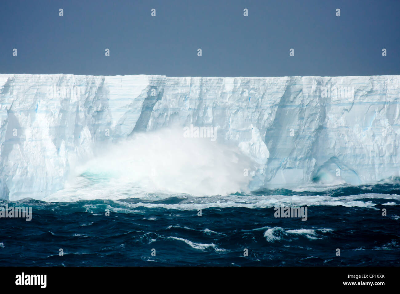 Weddell-Meer Brandung Pfund große Eisschollen, Bestandteil einer Eis-Regal, das brach weg von der antarktischen Halbinsel. Stockfoto