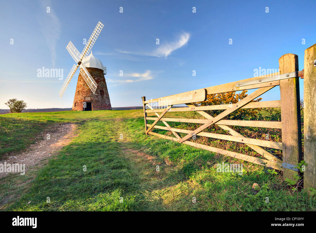 Das Tor zum Halnaker Windmühle in der South Downs National Park Stockfoto