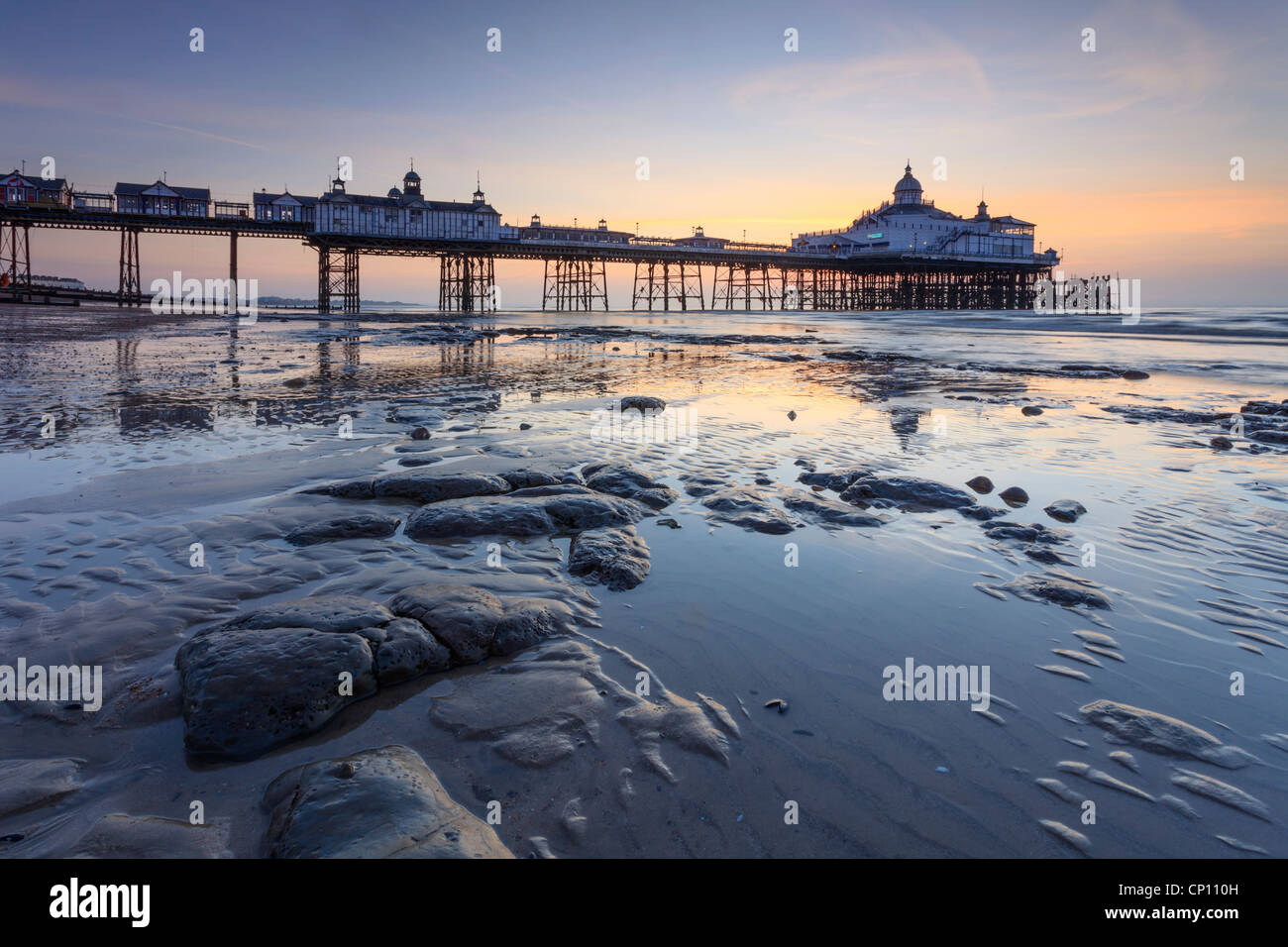 Eastbourne Pier bei Sonnenaufgang eingefangen Stockfoto