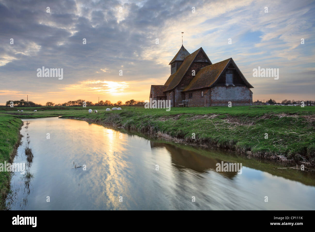 Fairfield Kirche auf Romney Marsh in Kent gefangengenommen kurz vor Sonnenuntergang Stockfoto