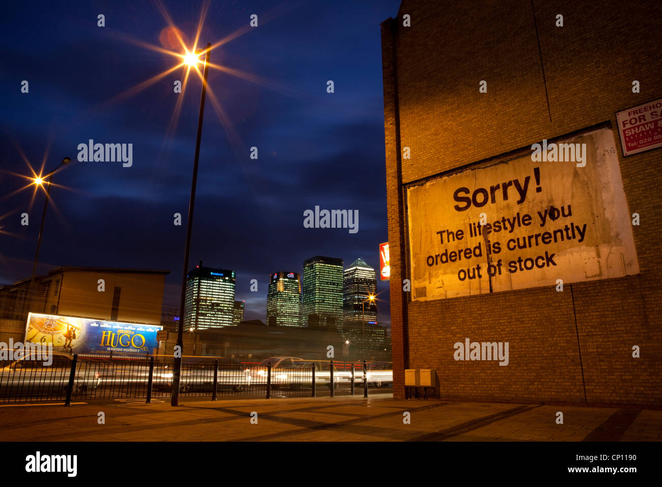 Original Banksy Stück in der Abenddämmerung in East London mit Canary Wharf in der Ferne. Stockfoto