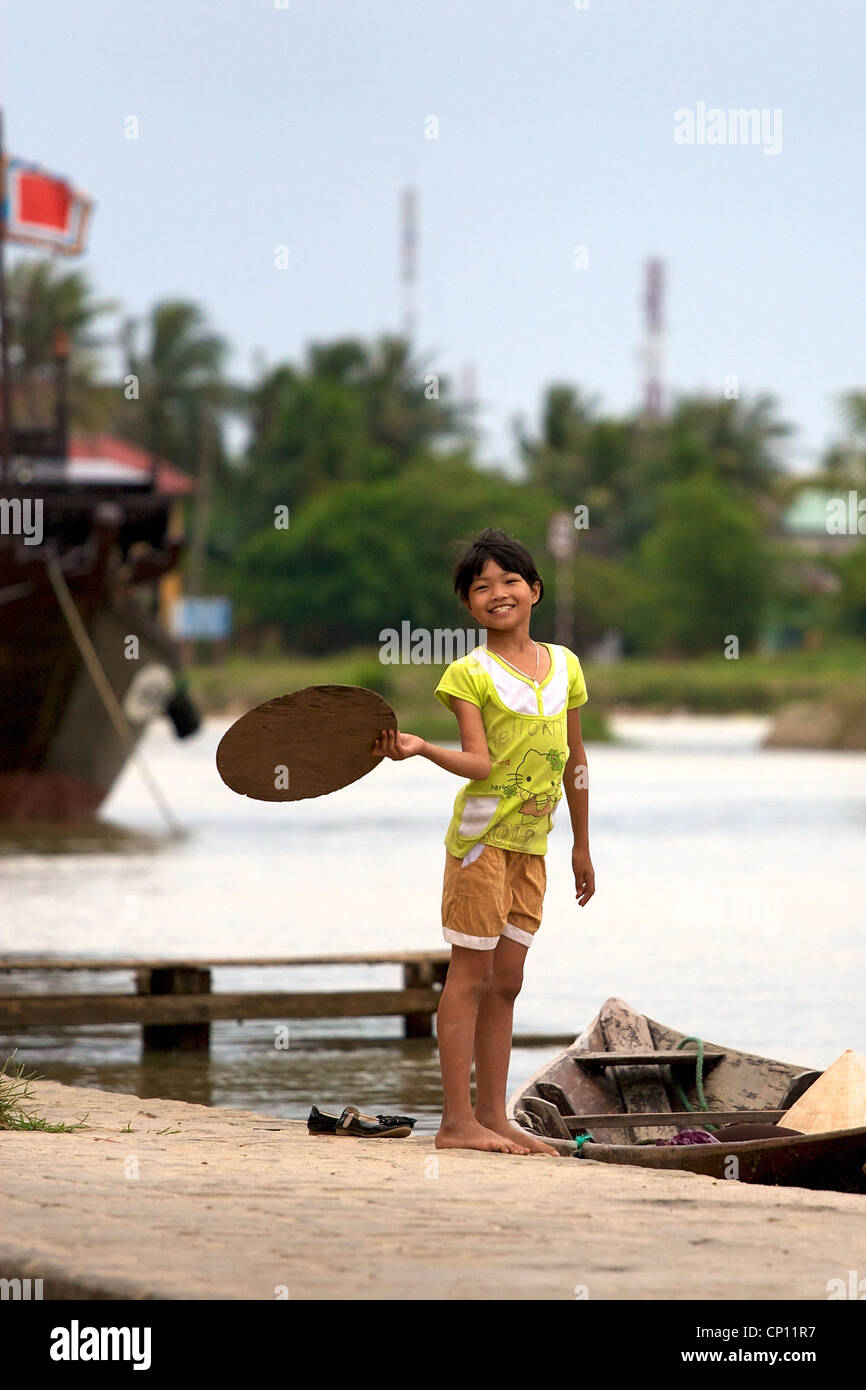 Ein Mädchen spielen am Fluss in Hoi an eine alte Stadt, VIetnam. Stockfoto