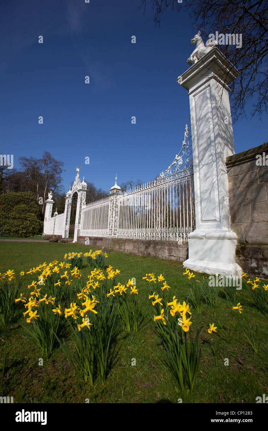 Cholmondeley Schlossgärten. Frühling-Blick auf Robert Bakewell entworfen Tore im Cholmondeley Castle. Stockfoto