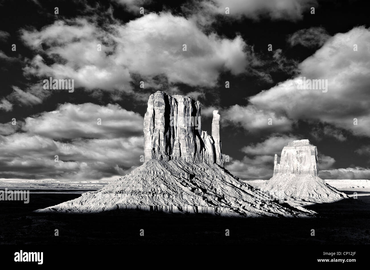 Monument Valley in Arizona, The Red Rock Buttes, genannt auch Fäustlinge, getan In schwarz und weiß Stockfoto