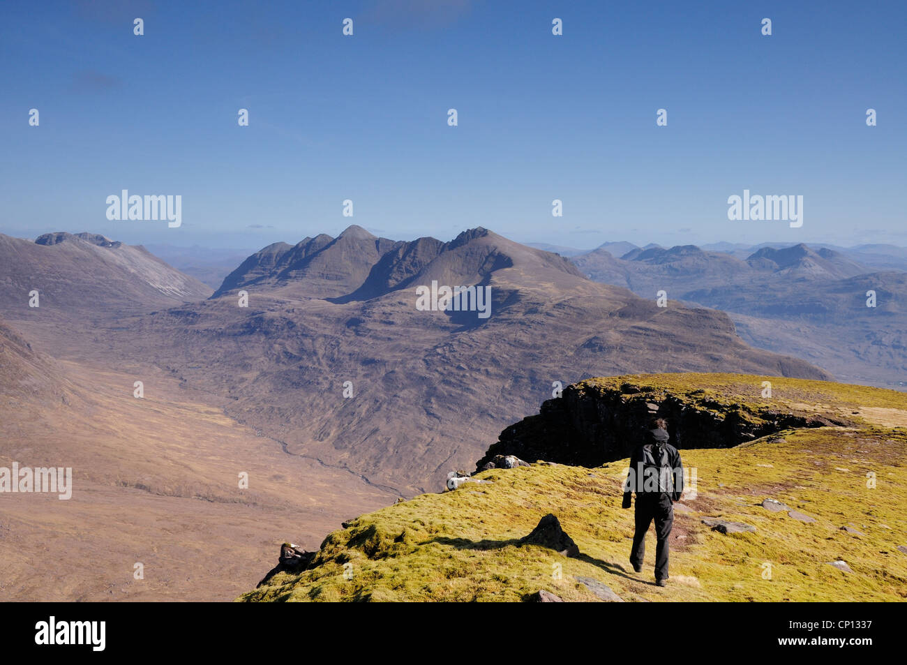 Walker auf Tom Na Gruagaich, Beinn Alligin, mit Gipfelns im Hintergrund, Torridon, Schottisches Hochland Stockfoto