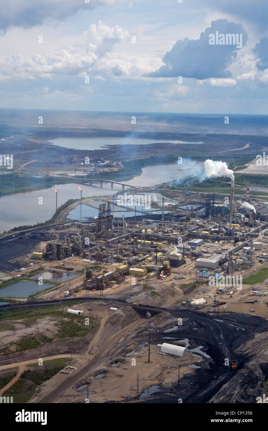 Raffinerie in der Nähe von Athabasca River, Fort McMurray, Alberta, Kanada. Stockfoto