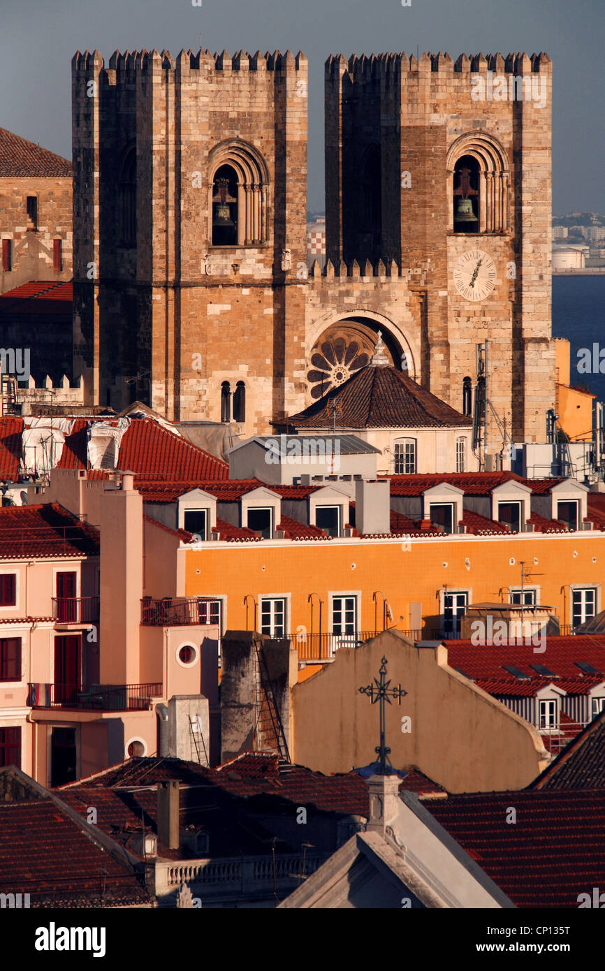 Sé de Lisboa Kathedrale gesehen von Elevador de Santa Justa, Lissabon, Portugal Stockfoto