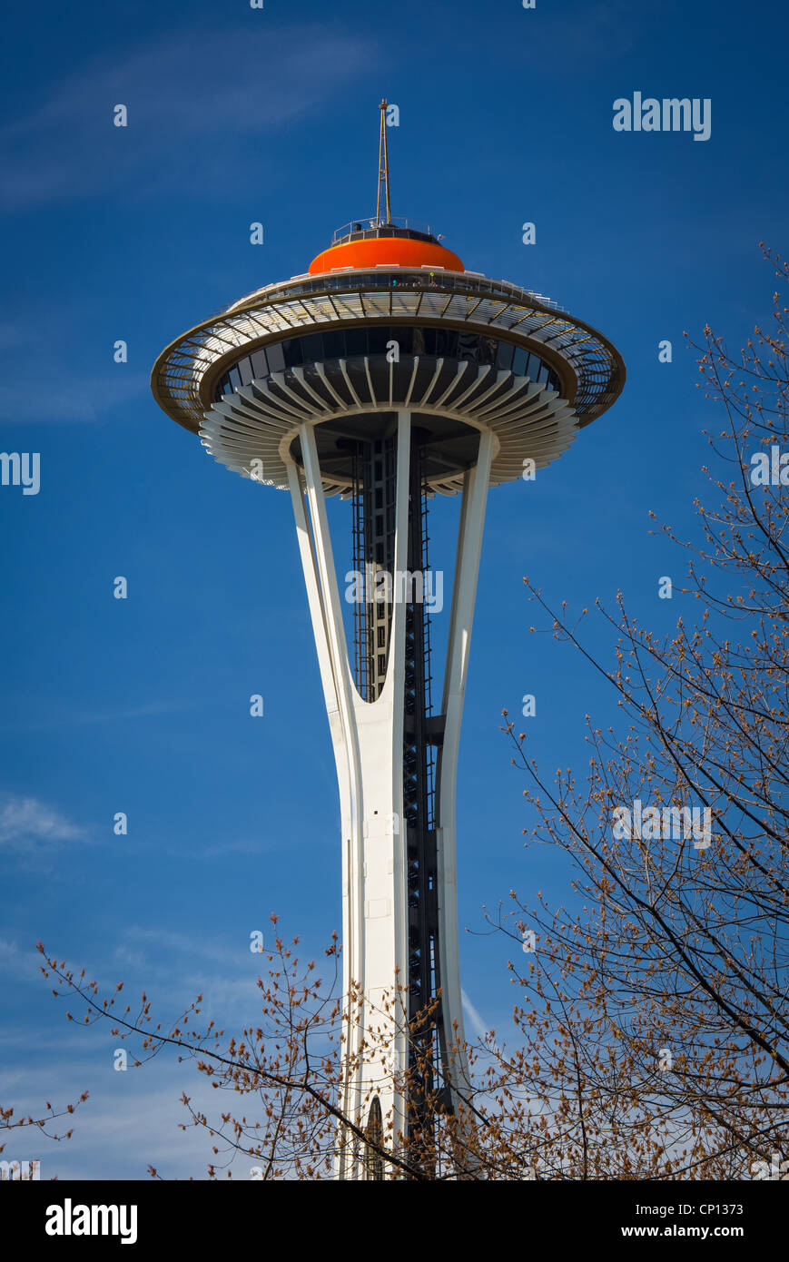 Oben auf die Space Needle in Seattle Center in Seattle, Washington, gemalt in seine ursprüngliche Farbe von 1962 Stockfoto