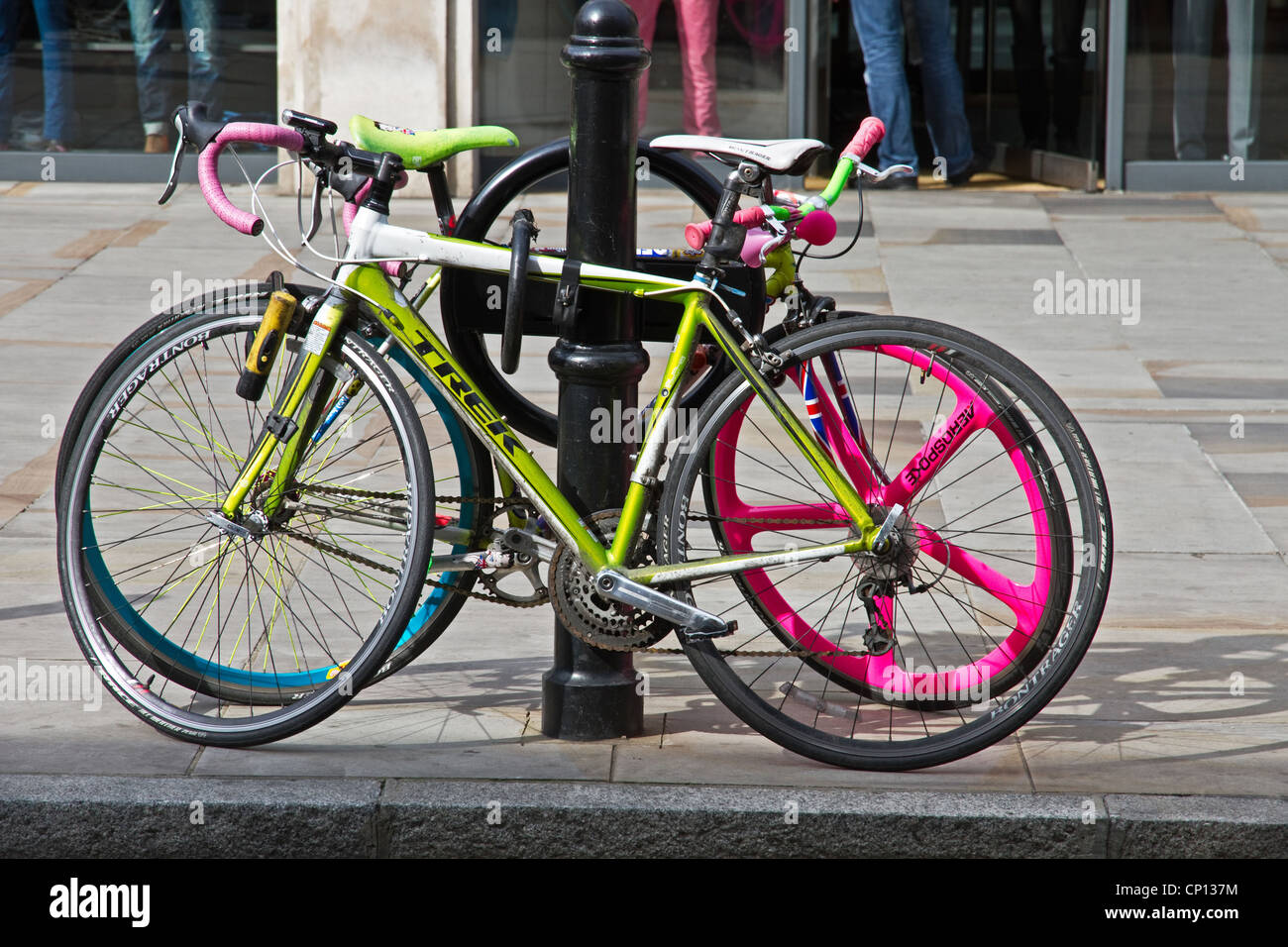 Fahrräder eingesperrt außen Spitalfields Market, East End, London, England, UK Stockfoto