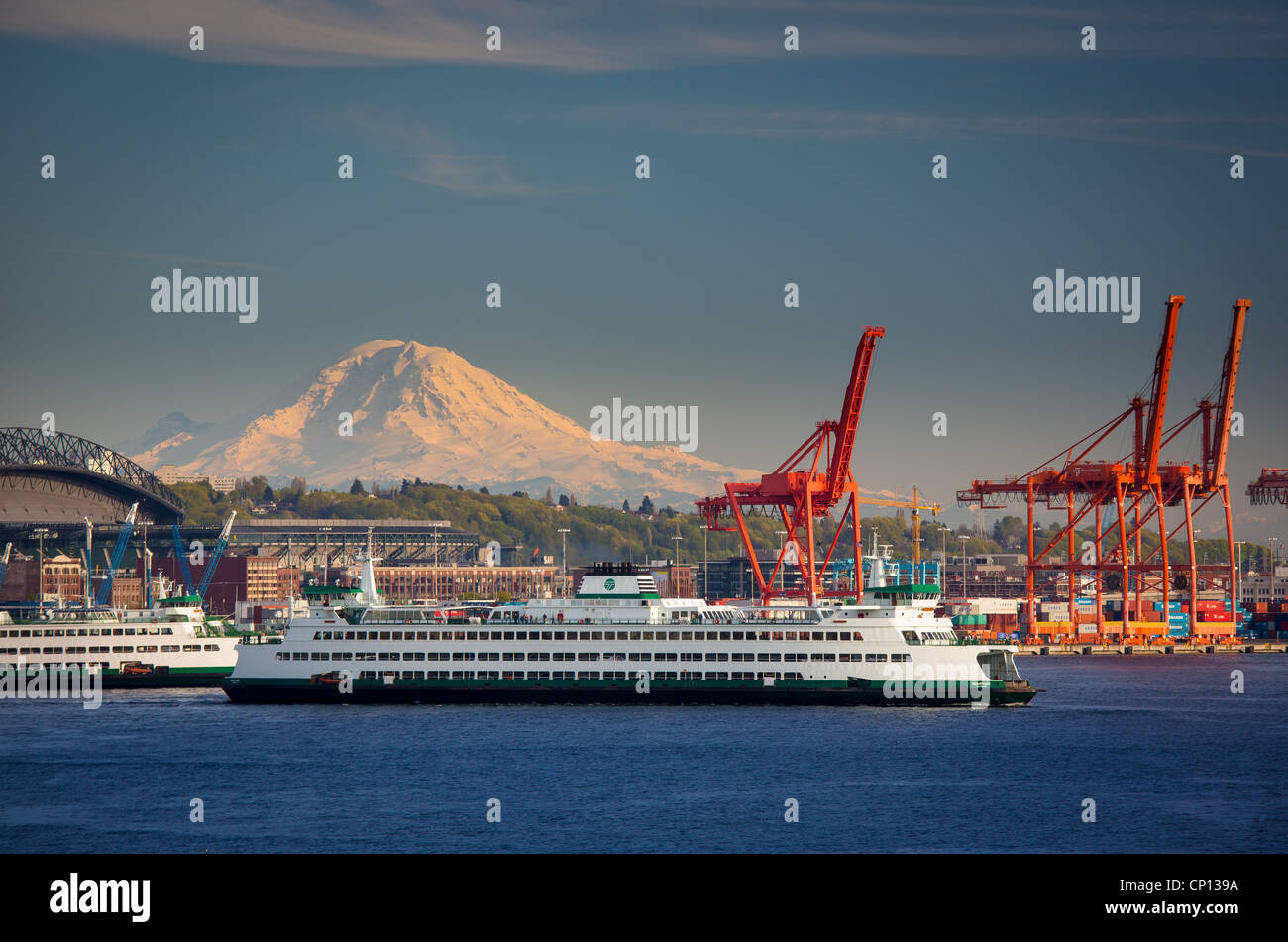 US-Bundesstaat Washington Fähre im Hafen von Seattle mit Mount Rainier in der Ferne Stockfoto