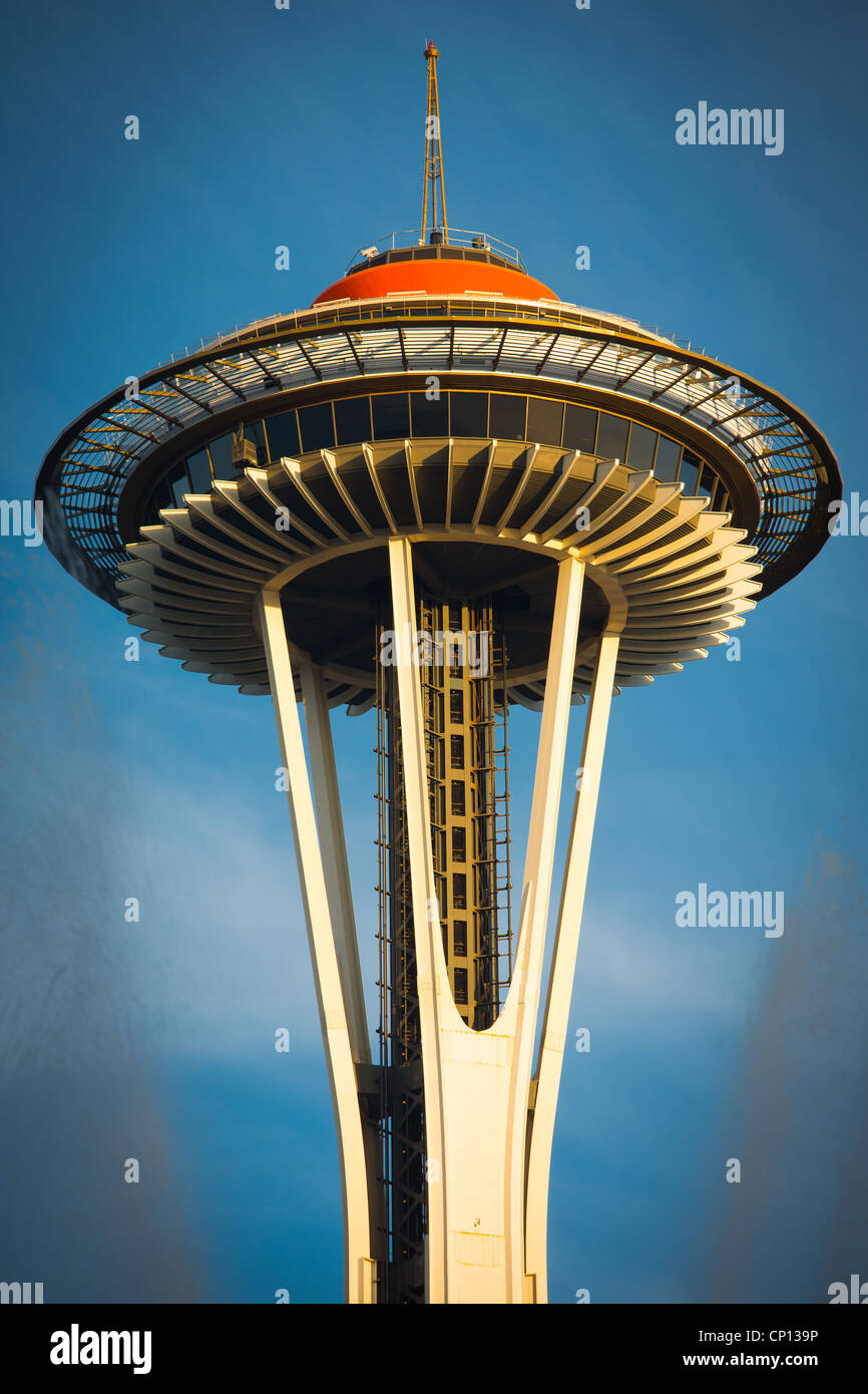 Oben auf die Space Needle in Seattle Center in Seattle, Washington, gemalt in seine ursprüngliche Farbe von 1962 Stockfoto