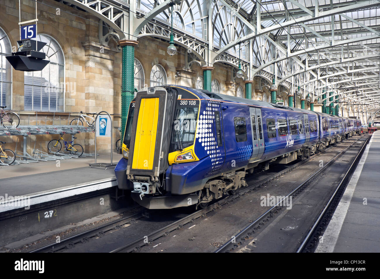 Neue Scotrail Class 380 EMU in Glasgow Central Station am Bahnsteig 15 Stockfoto