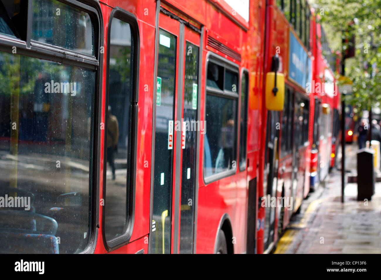 Busse, gezwungen, auf Londons Tottenham Court Road während Straßensperrung wegen vermuteter Bombendrohung zu stoppen Stockfoto