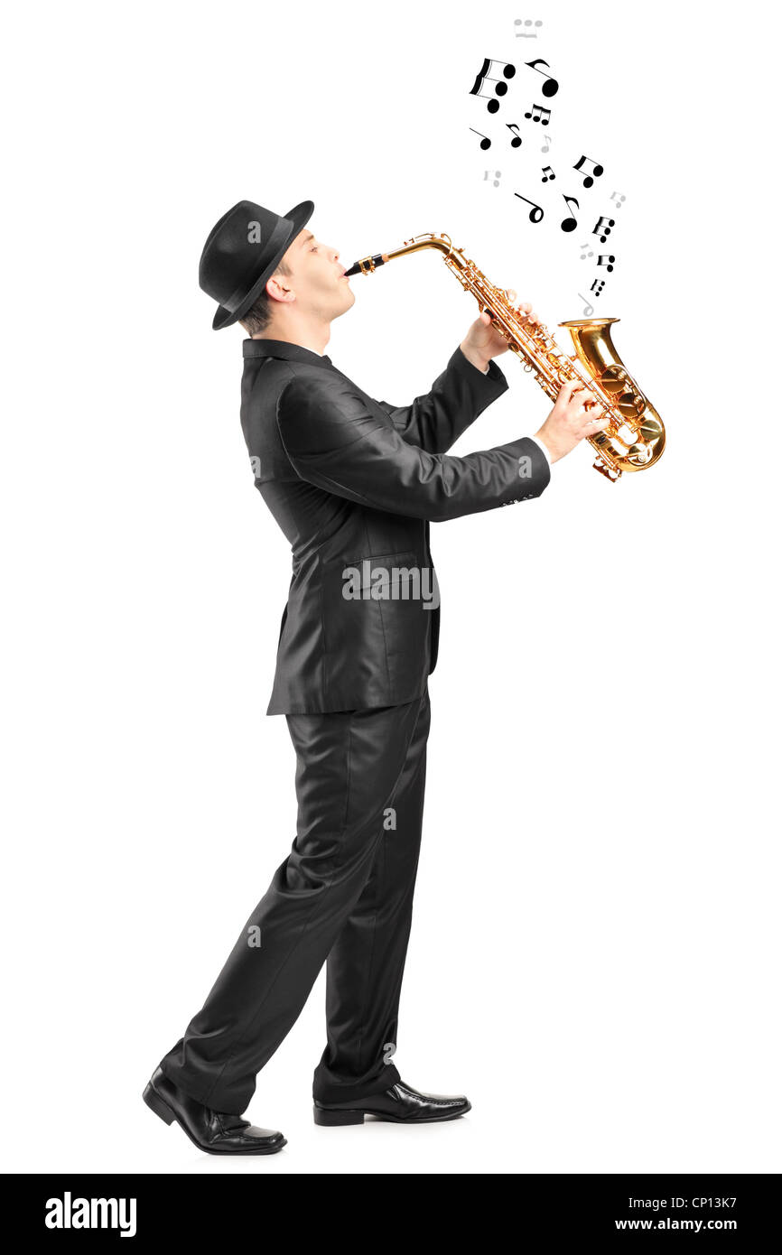 Voller Länge Porträt eines Mannes, spielt Saxophon und Noten aus Hintergrund isoliert Stockfoto