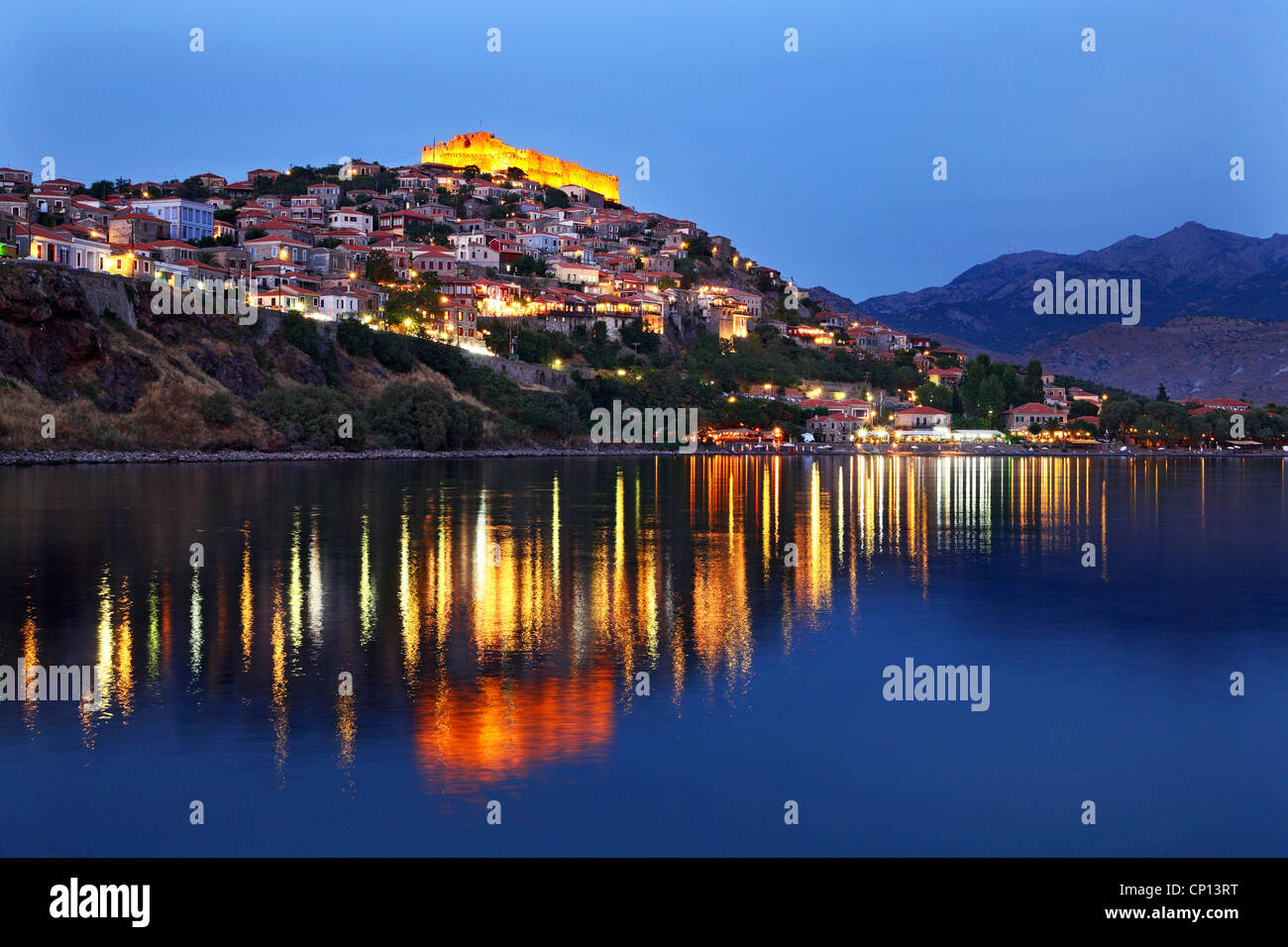 Molyvos Stadt auf der Insel Lesbos, in der "blauen" Stunde. Nord-Ägäis, Griechenland Stockfoto