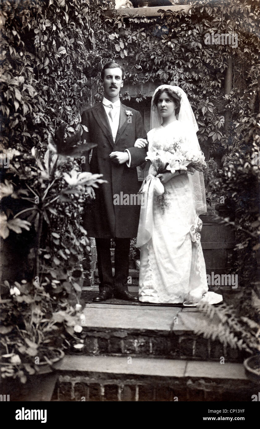 Vintage Foto von Mann und Frau am Tag ihrer Hochzeit, ca. 1910. Stockfoto