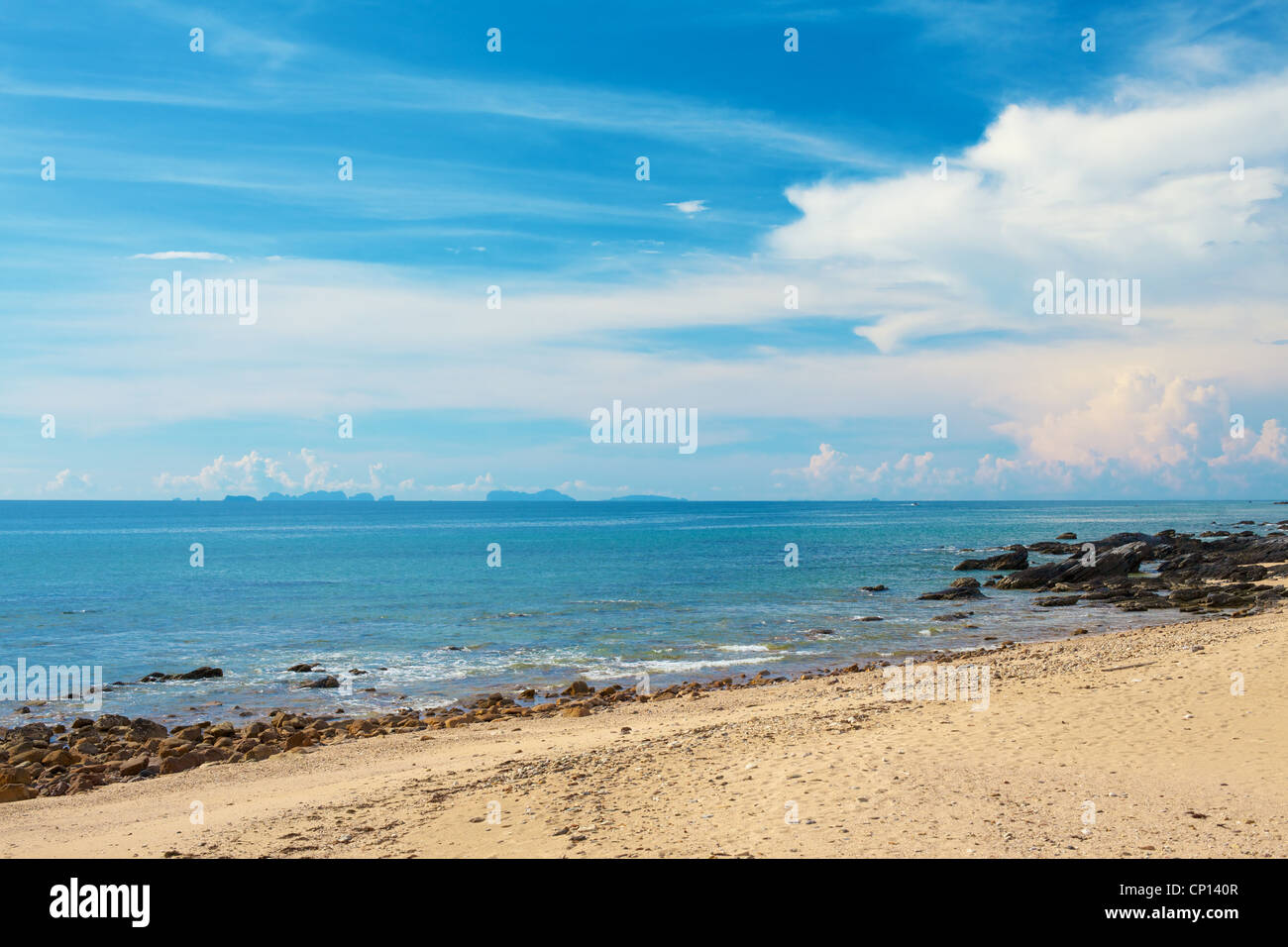 sonnigen Strand mit Felsen, Andamanensee, Thailand Stockfoto