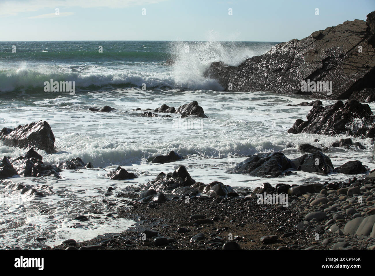 Wellen an Sandymouth Strand, Bude, Cornwall Stockfoto