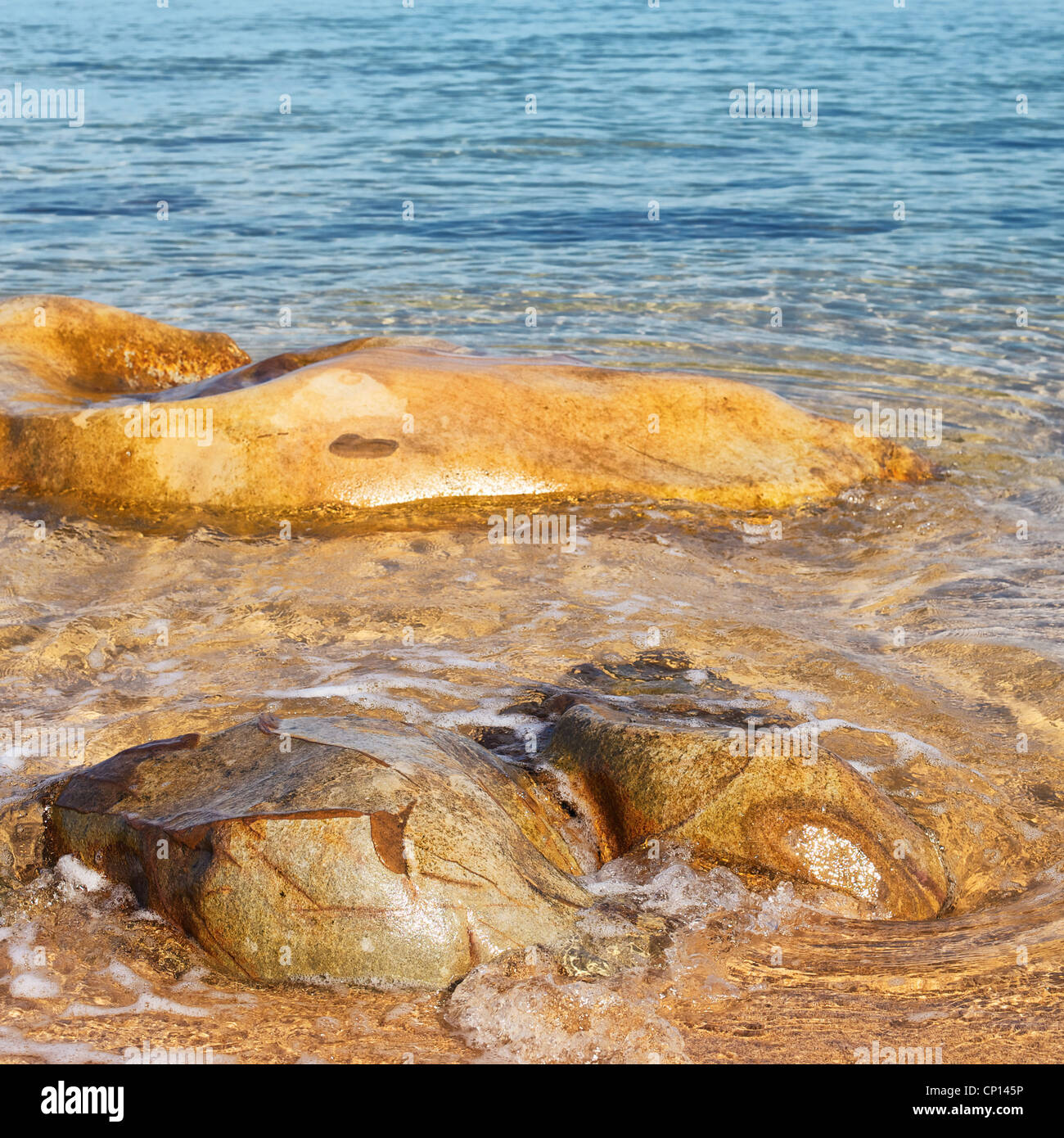 transparente Meer mit großen Stein am sonnigen Tag Stockfoto