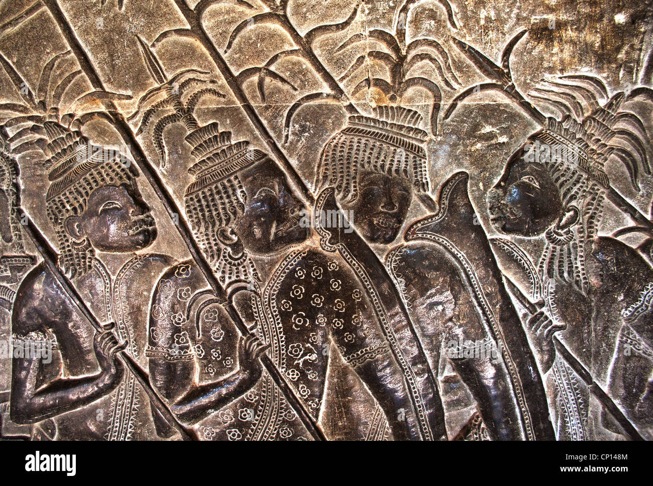 Relief-Schnitzereien auf den unteren Galerien von Angkor Wat zeigen verschiedene religiöse und historische Epen, Siem Reap, Kambodscha Stockfoto