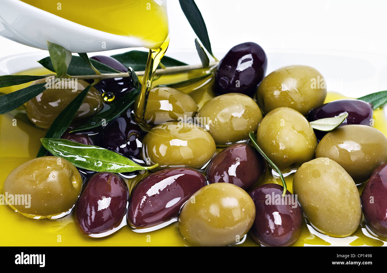 Grünen und schwarzen Oliven mit Olivenöl Stockfoto