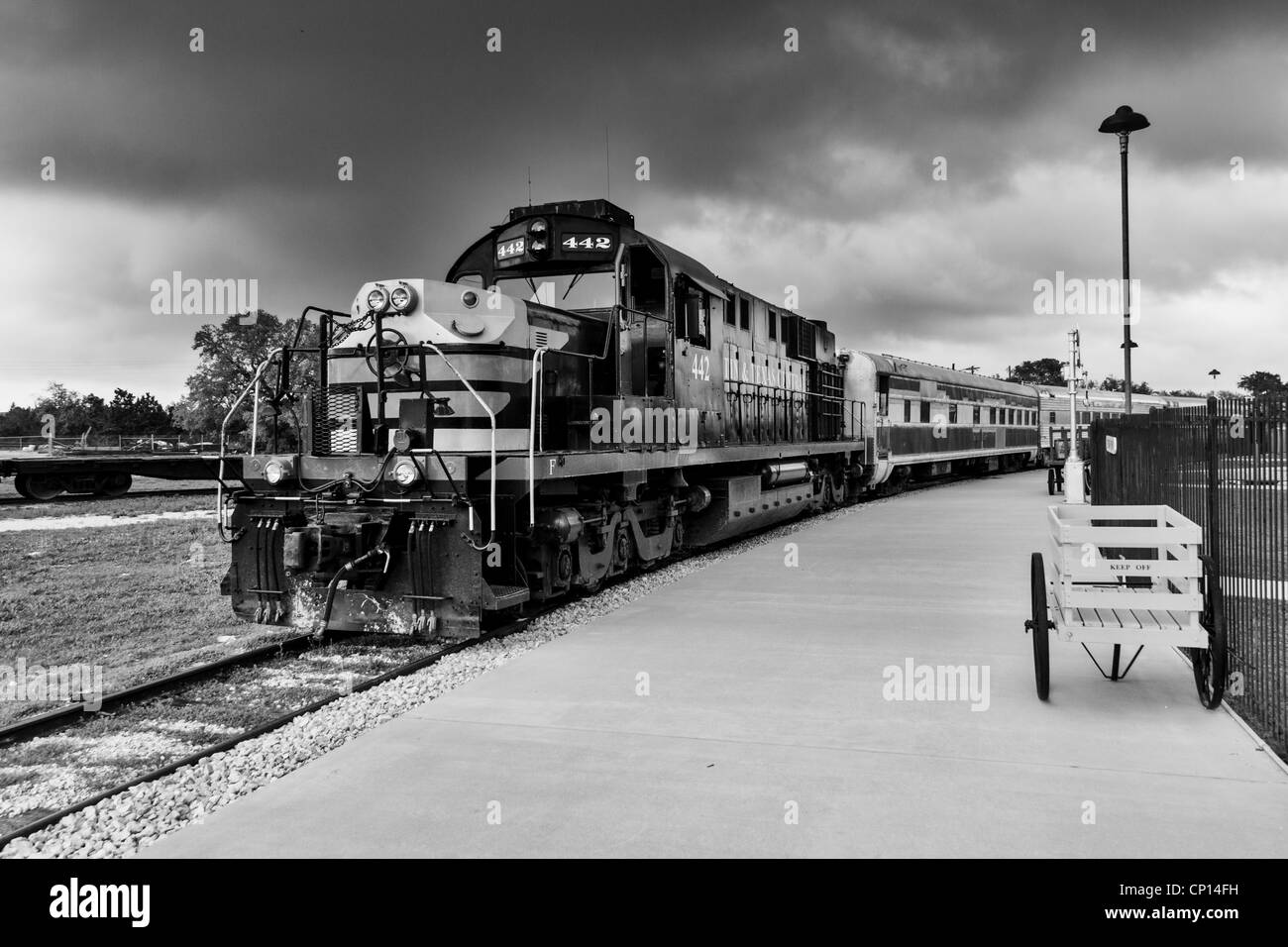 1960 Alco Diesel Lokomotive Nummer 442 im aktiven Einsatz bei Austin & Texas Central Railroad in Austin, Texas. Stockfoto