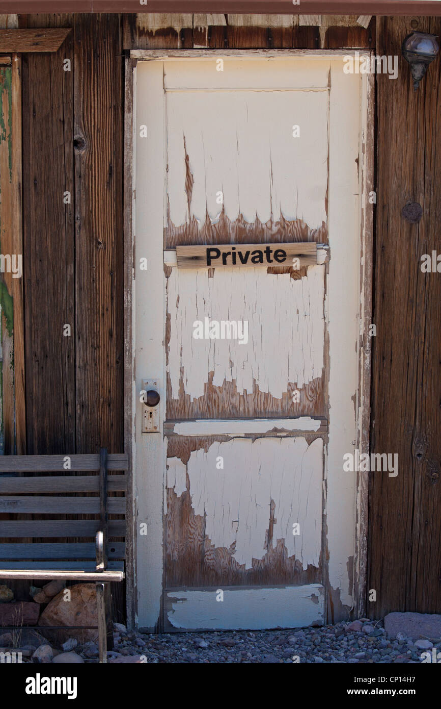 alte Tür auf Scheune mit privaten Zeichen Stockfoto