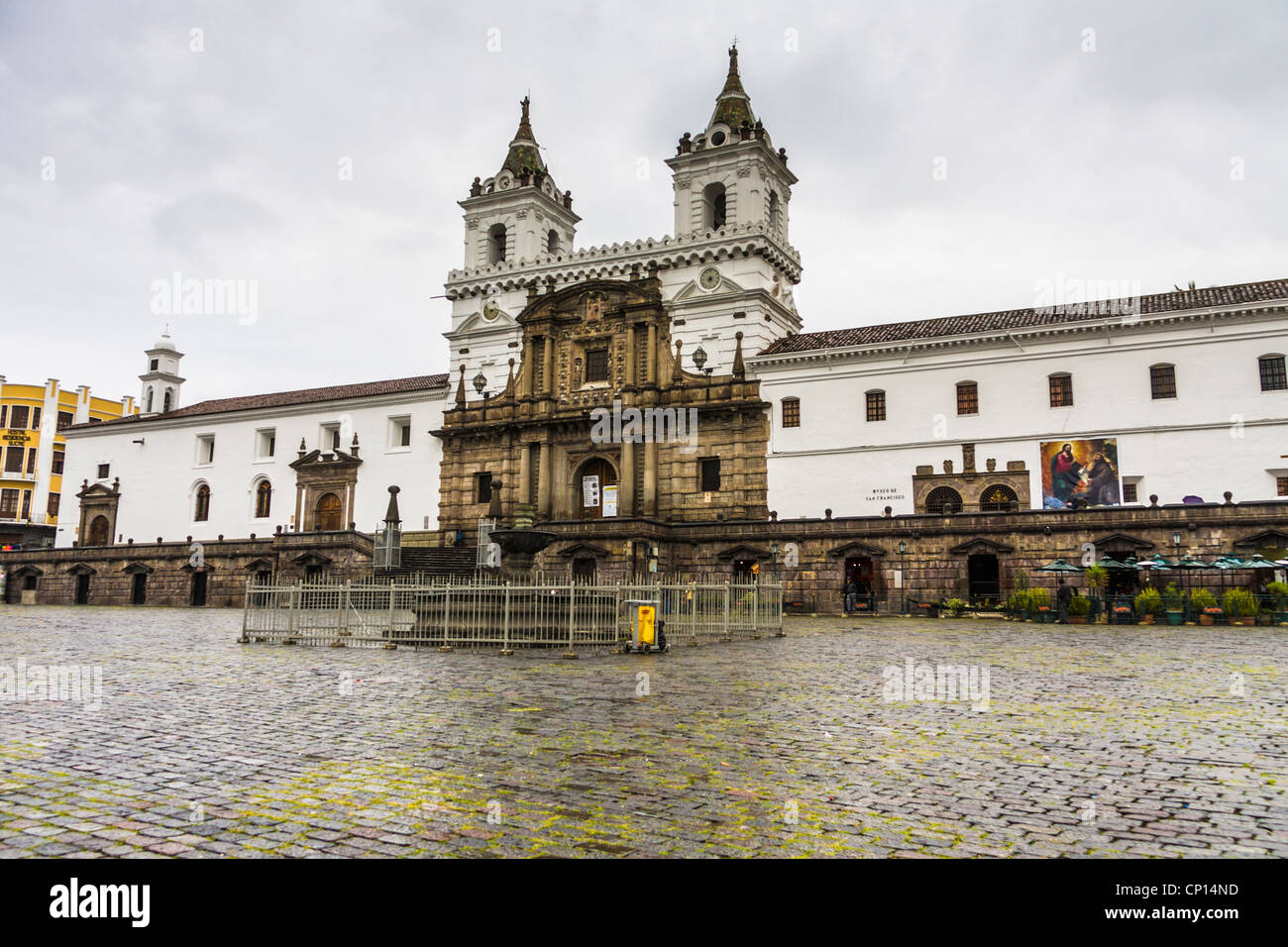 Das "Kloster von San Francisco" mit Blick auf "Square in San Francisco" oder "Plaza San Francisco" in der Altstadt, Quito, Ecuador. Stockfoto