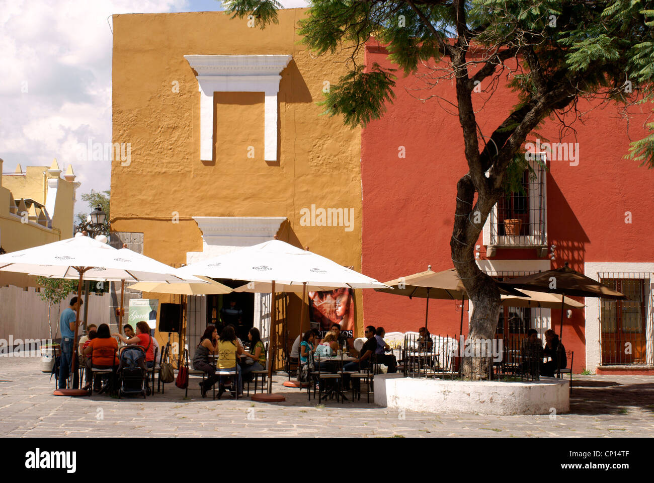 Menschen in einem Straßencafé in Barrio del Artista in Puebla, Mexiko-Stadt Stockfoto