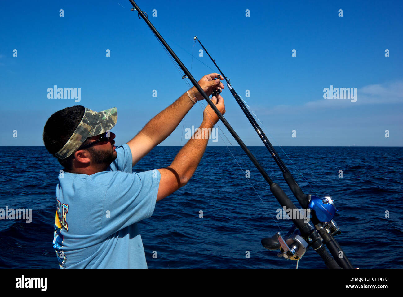Matrose gleitenden Release Clip anbringen zu kite-Linie Fischen leben Köder knapp unterhalb der Oberfläche Offshore-Hochseefischen Golf Mexiko Stockfoto