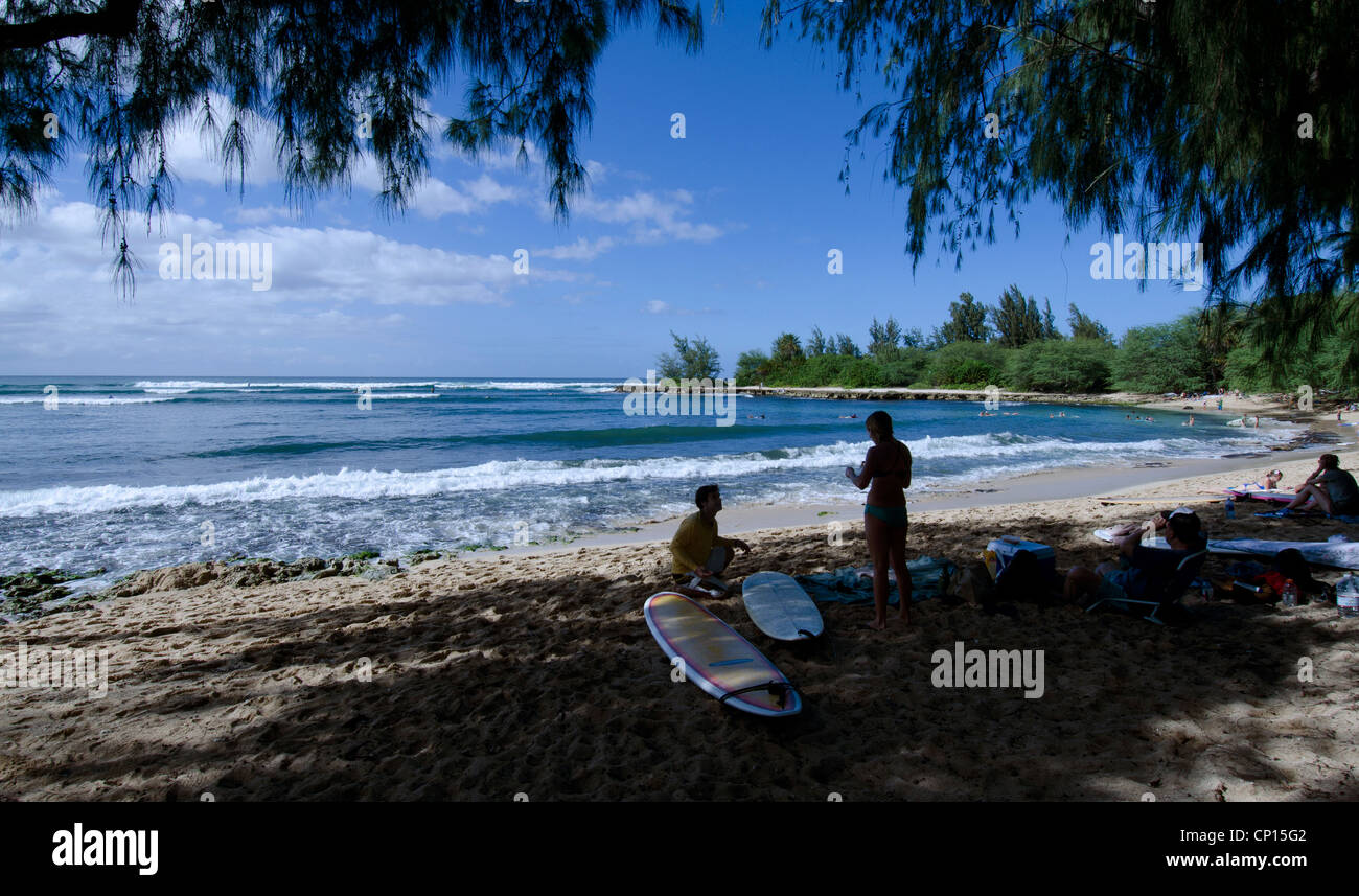 Surfer am Haleiwa Beach Park auf Oahu Hawaii Stockfoto