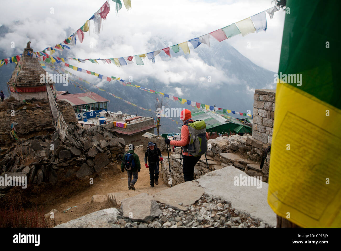 Trekker Kopf durch das Dorf Mong La auf der Spur nach Gokyo Ri in Nepal-Everest-region Stockfoto