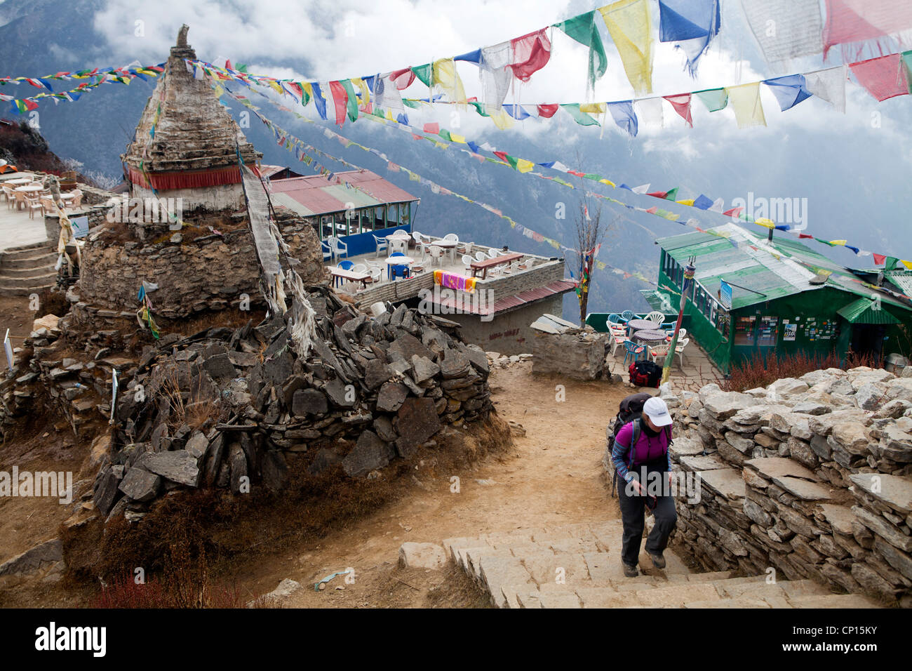 Trekker Köpfe durch das Dorf Mong La auf der Spur nach Gokyo Ri in Nepal-Everest-region Stockfoto