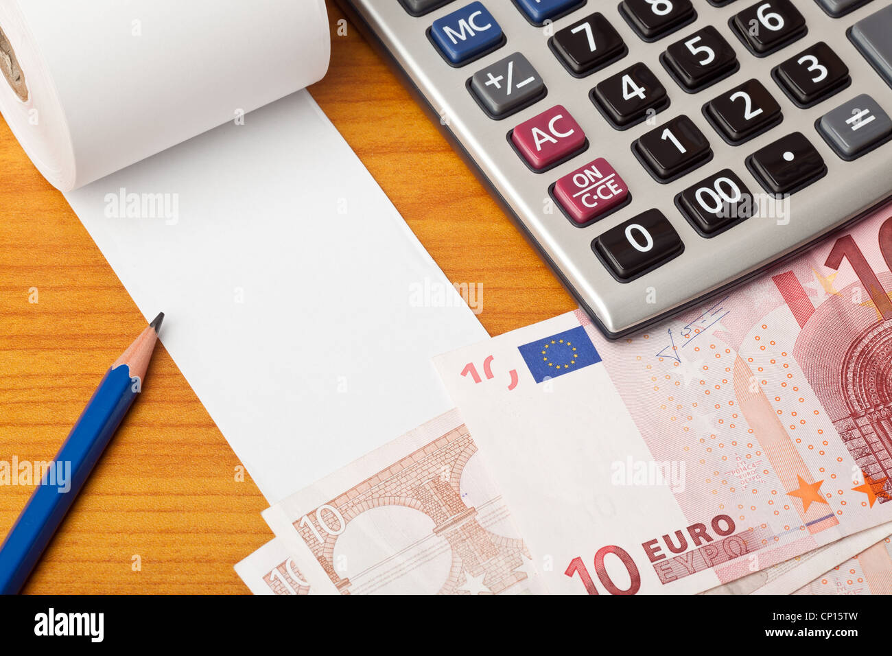 Leere Liste mit Euro Geld, Taschenrechner und Bleistift auf einem Tisch Stockfoto