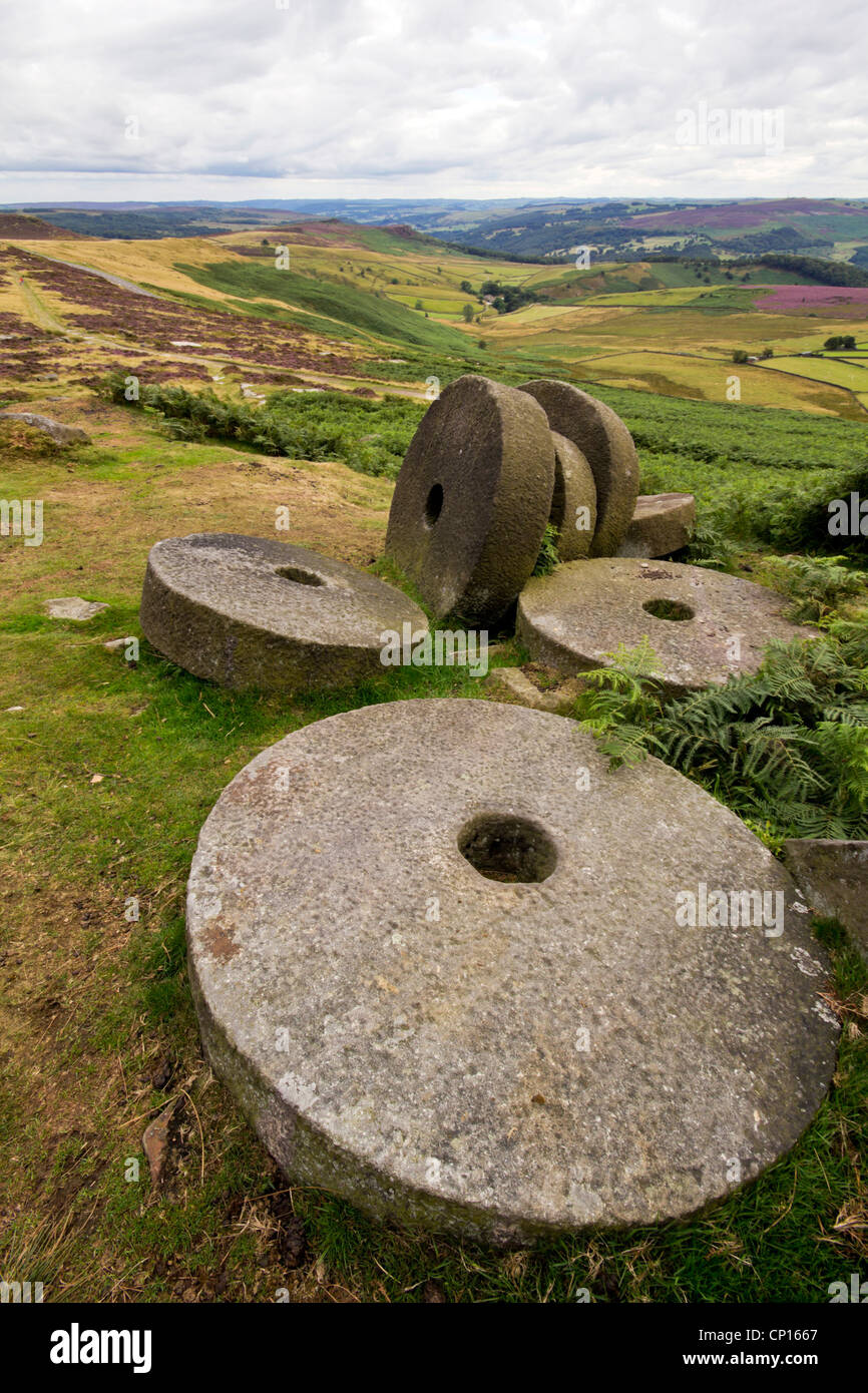 Liegen in den Peak District Derbyshire Relikte einer vergangenen Epoche verlassenen Mühlstein Stockfoto