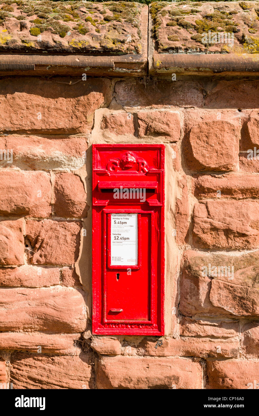 Königliche Post Briefkasten in Sandsteinwand Stockfoto
